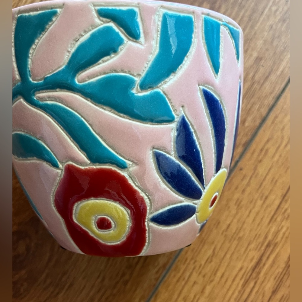 Floral ceramic plant pot. 4” diameter. 3 3/4” tall. Excellent for small plants. - Picture 2 of 6
